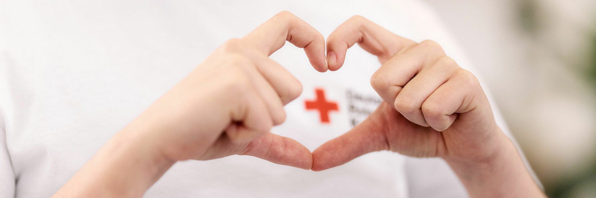 Symbolfoto, zwei Hände formen ein Herz