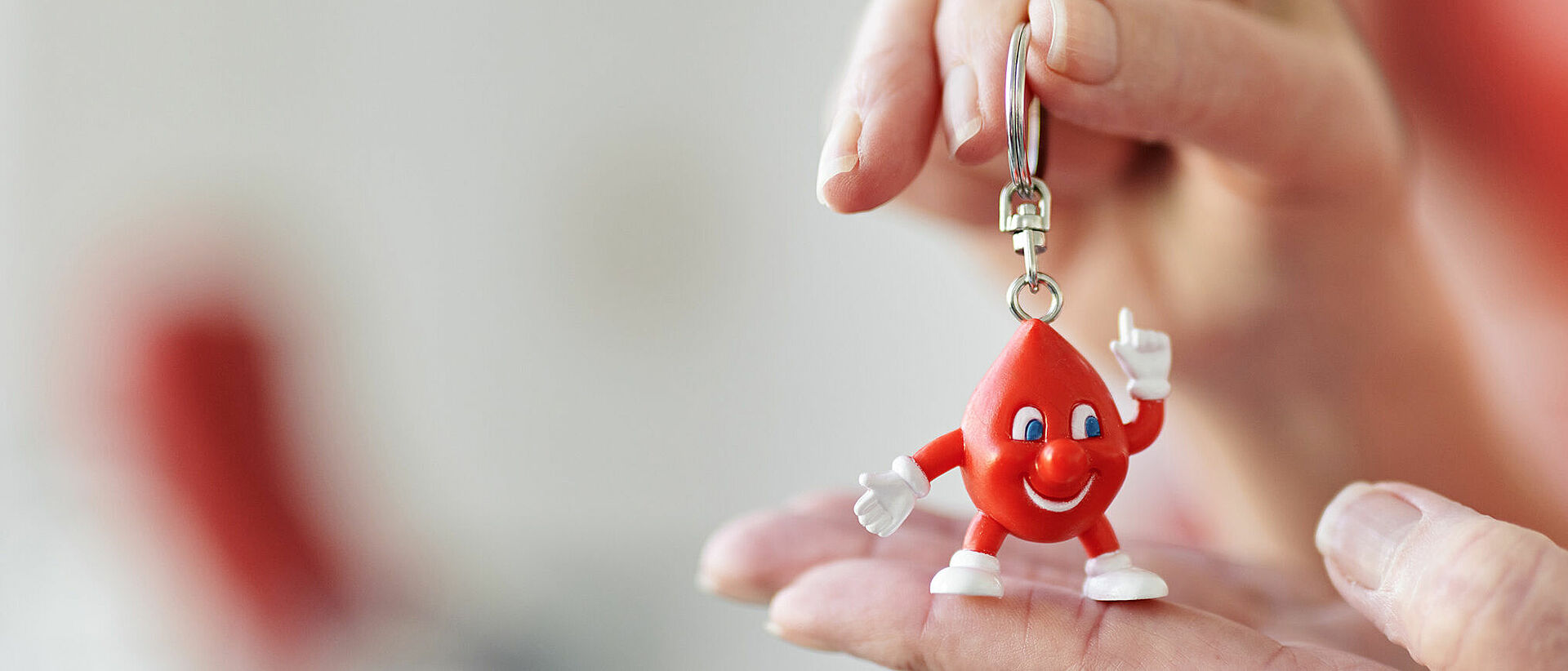 Blutspendetermin des DRK in Berlin Blutspendetermin des DRK im Shoppingcenter Alexa am Alexanderplatz in Berlin: Schlüsselanhänger mit der Blutstropfen - Figur